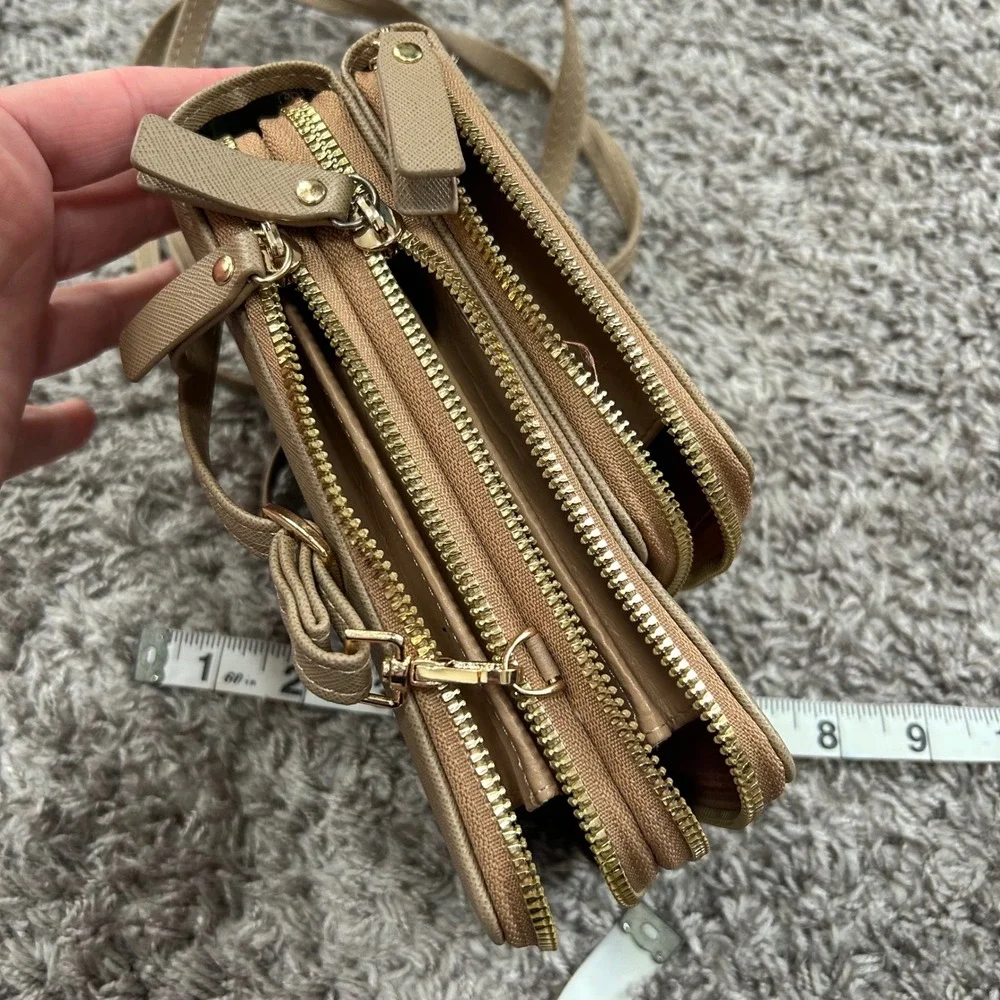 Tan Faux Leather Crossbody‎ Phone Wallet Bag Gold Filigree Emblem Zip Around